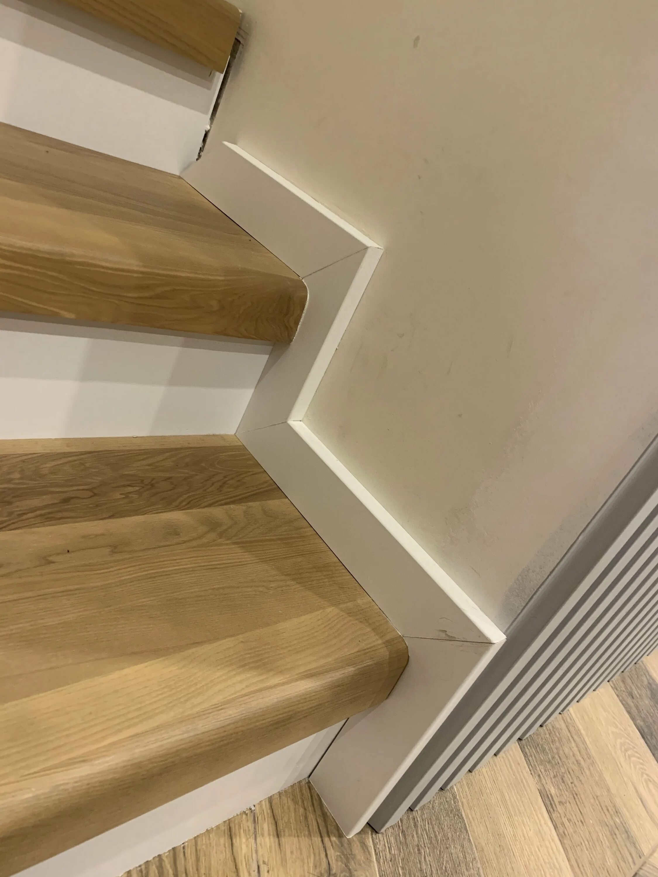 Плинтус на лестнице фото How to Stain Stairs Diy stairs, Stair railing makeover, Stairs renovation