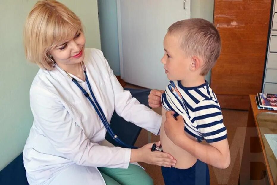 осмотр врачами ребенка в 2. врачьосматривает ребенка. детский врач педиатр. осмотр врачами ребенка в 2. доктор осматривает ребенка.