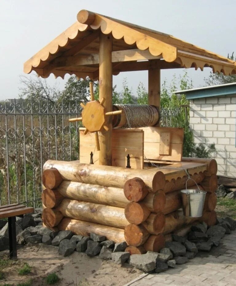 Деревянные срубы колодцев