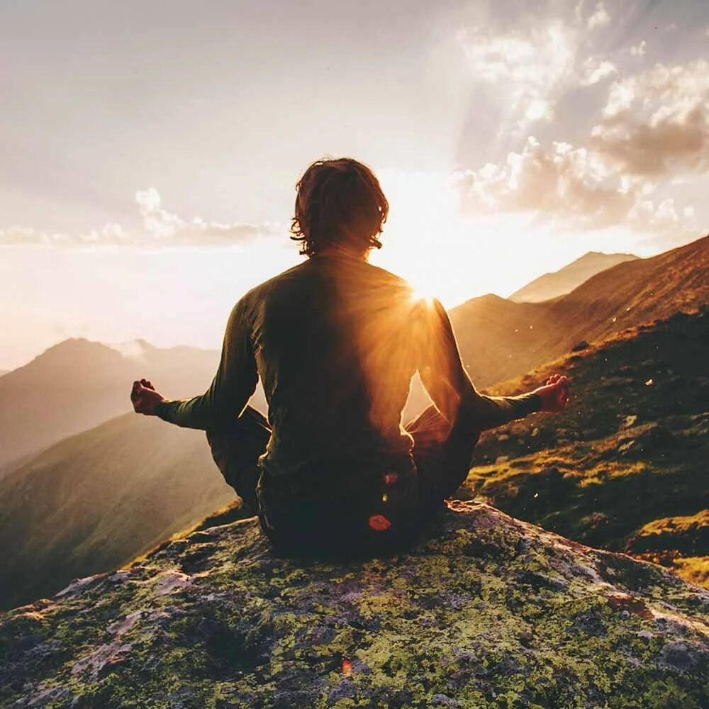 Силен спокоен и. Медитирующий человек. Спокойствие души. Гармония человека и природы. Человек медитирует в горах.