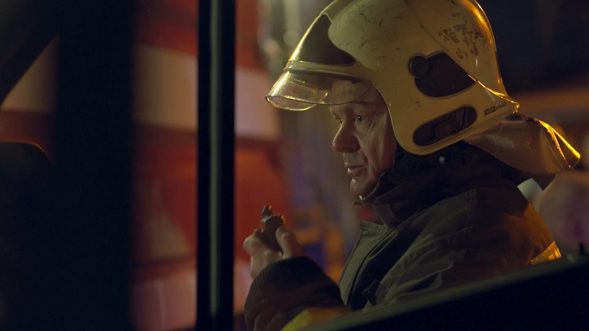 Между двух фонарей. Фильм пожарные между двух огней. Аниме oreshura поцелуй. Зеленый фонарь крис пратт. Зеленый фонарь герой.