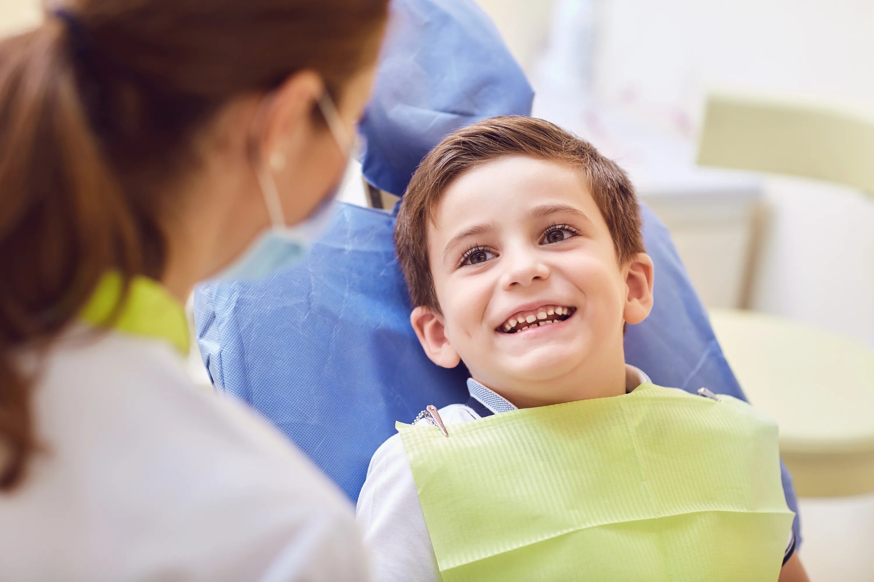 Ребенок у стоматолога. Стоматология дети. Малыш у стоматолога. Подросток у стоматолога.