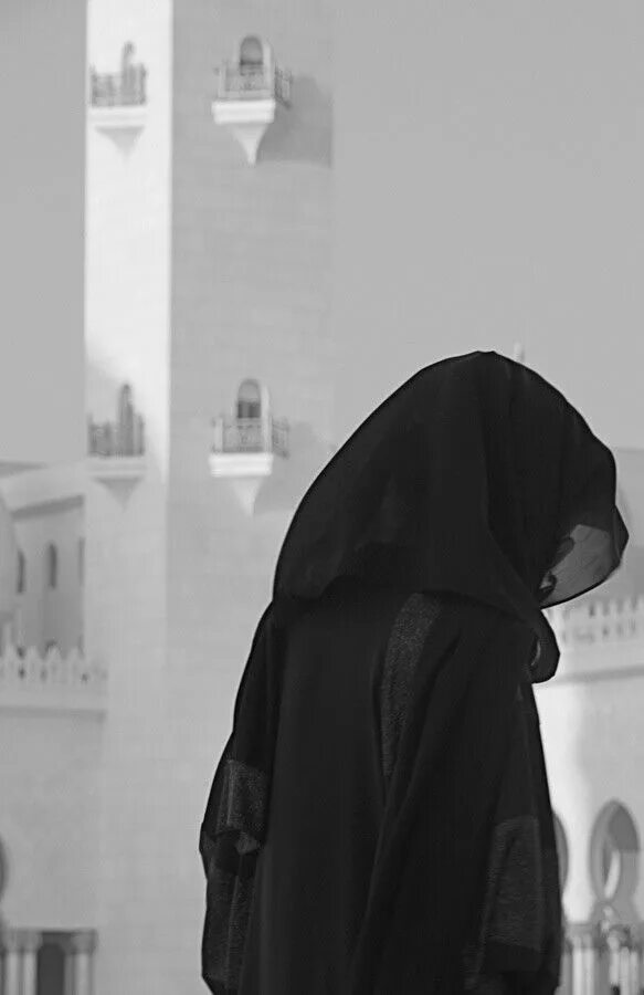Траур в исламе. Девушка в черном платке. Девочка в черном платке. Грустная девушка в хиджабе. Мусульманка со спины.