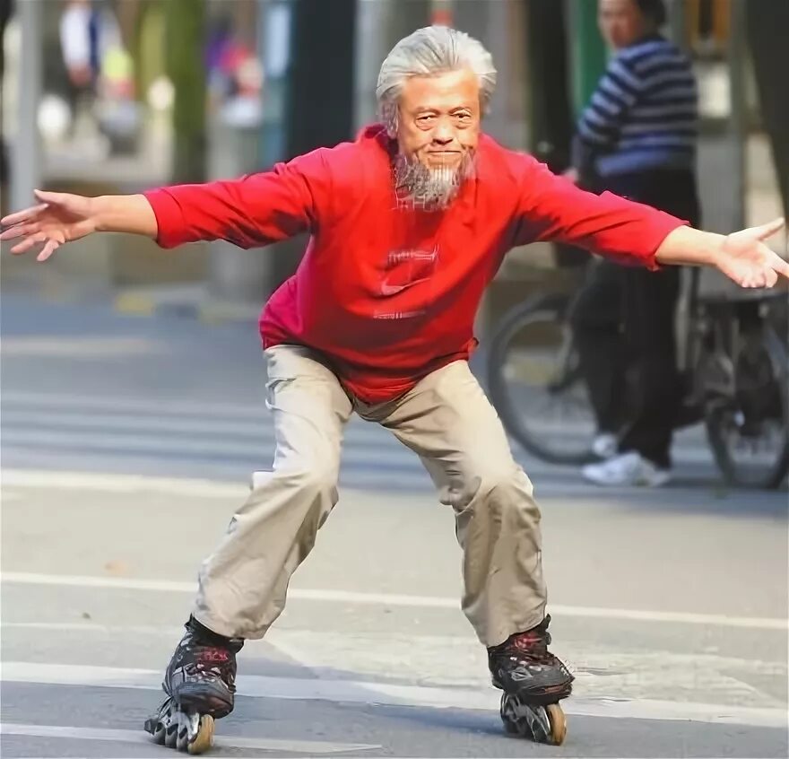 Пожилые мужчины ролики. Дед на роликовых коньках. Пожилые на скейте. Пенсионеры на роликах. Пожилые люди на скейте.