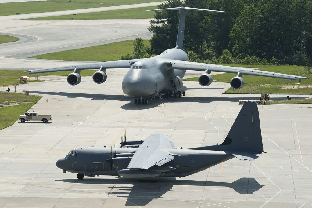 Самолет транспортный. C-5 galaxy. Военно-транспортный самолет xian y-20. C-5 galaxy. Самолет lockheed c-5 galaxy.