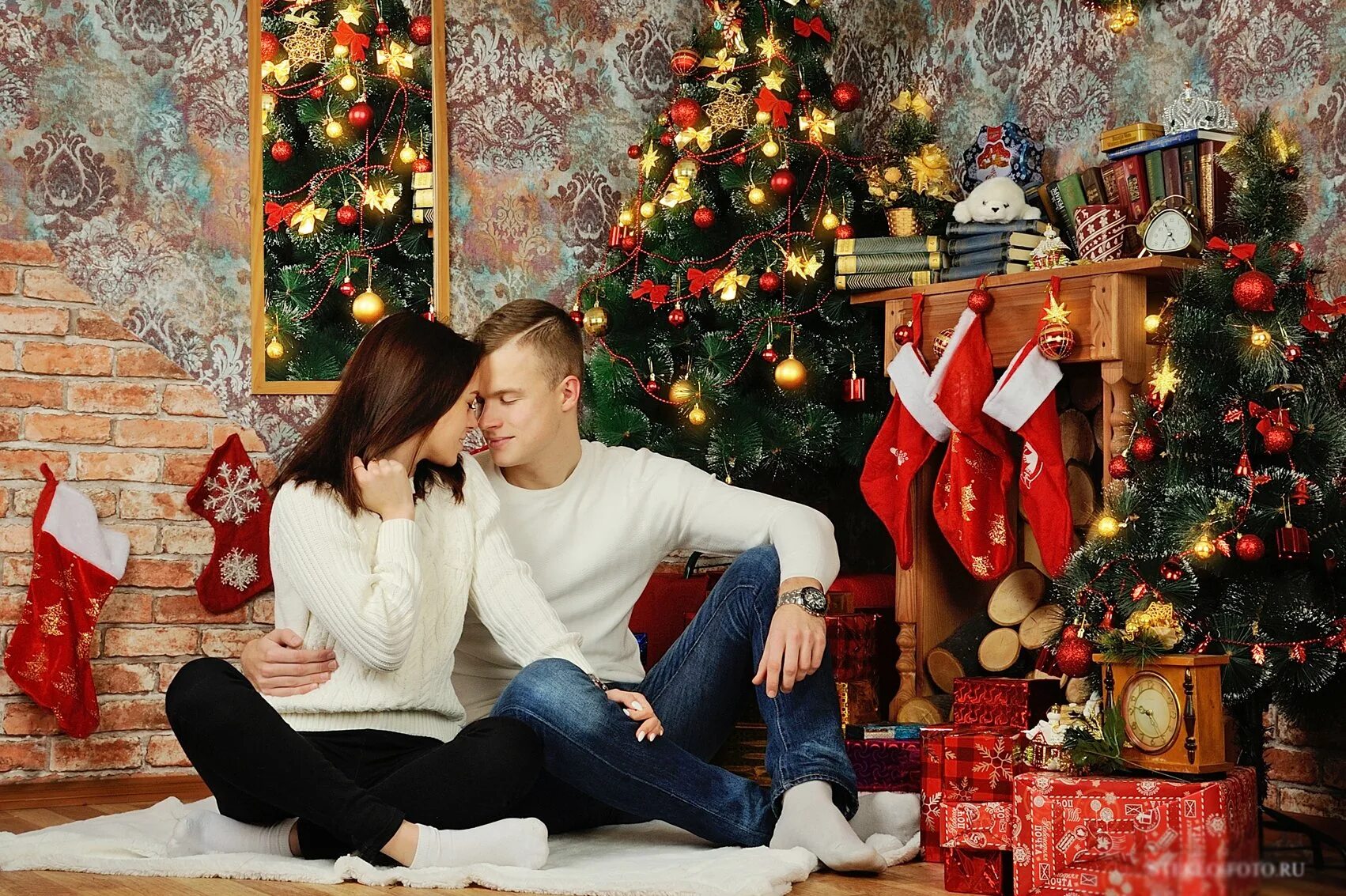 Пара новый год. Зимняя фотосессия лав стори на улице. Лав стори в зимнем лесу. Зимняя фотосессия в лесу. Фотосессия зимой.