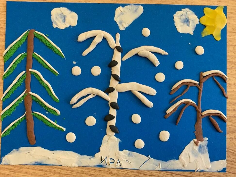 Поделки из пластилина зима. Пластилинография в детском саду подготовительная группа зима. Зимнее дерево из пластилина. Лепка деревья зимой. Пластилинография зима в подготовительной группе.