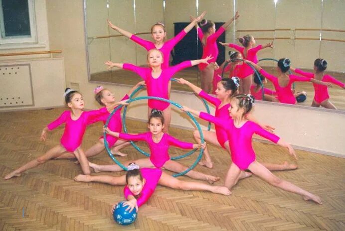акробатика для детей в детском саду. художественная гимнастика в доу. упражнение кружок в гимнастике. детский кружок гимнастический. гимнастика в детском саду.
