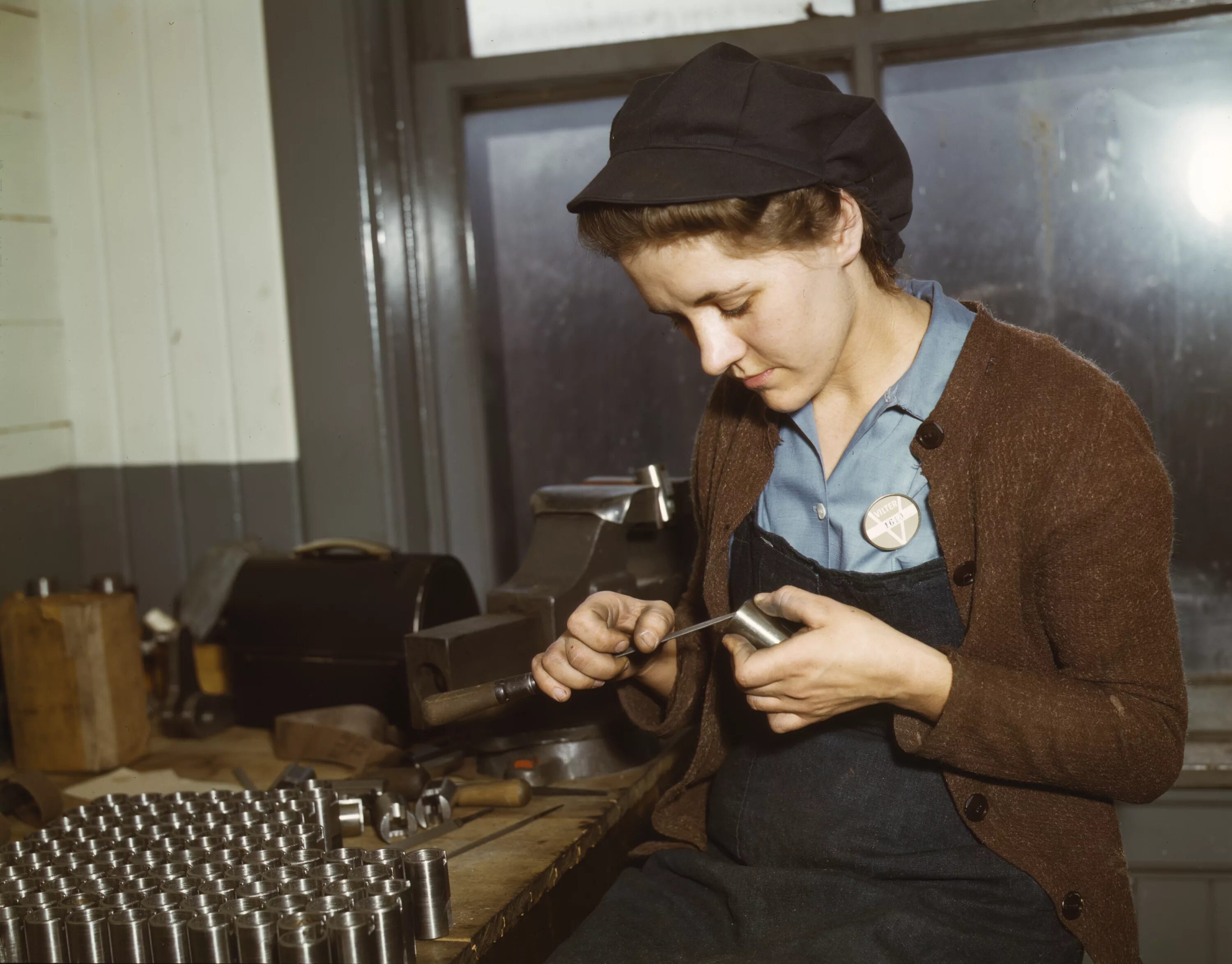 Профессии во время войны. Женщины на заводах 1942. Женщина на заводе. Женщина на фабрике. Советские женщины на заводе.
