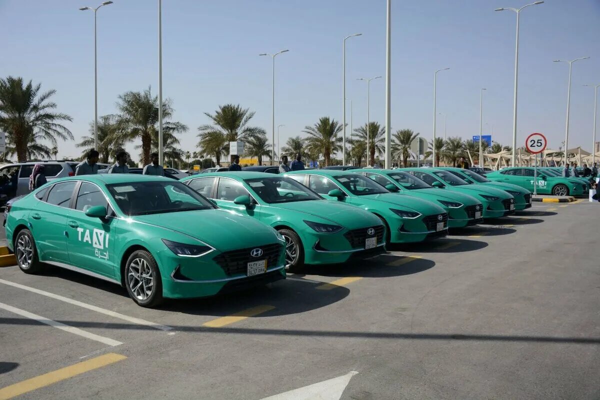 Аэропорт Саудовской Аравии King Khalib Internation. Такси в Саудовской Аравии. Саудовская Аравия машины. Полицейские машины в Саудии. Транспорт саудовской аравии