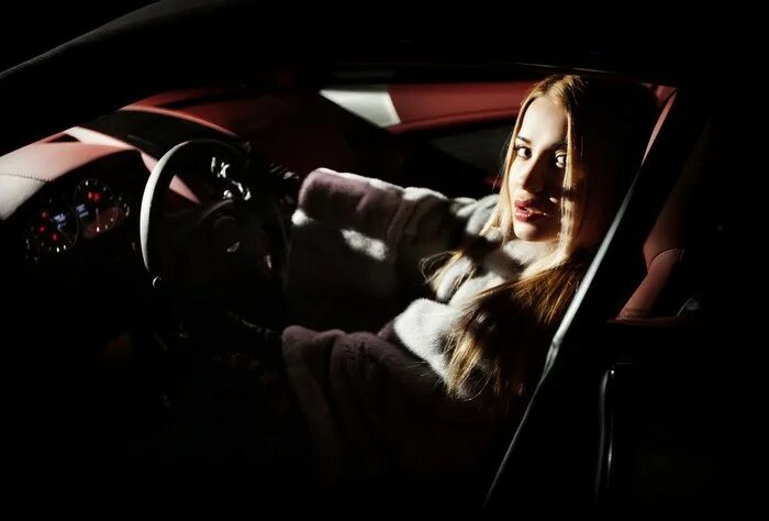 девушки и авто ночь. девушка в машине ночью. девушка в машине. девушка в машине. девушка за рулем.