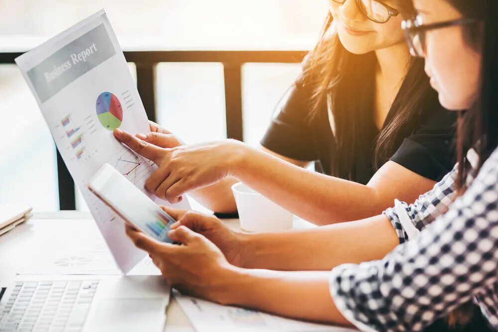 Грант деньги. Налогообложение нерезидентов. Инвестиции женщина. Девушки налоговая. Налоги и налогообложение фон.