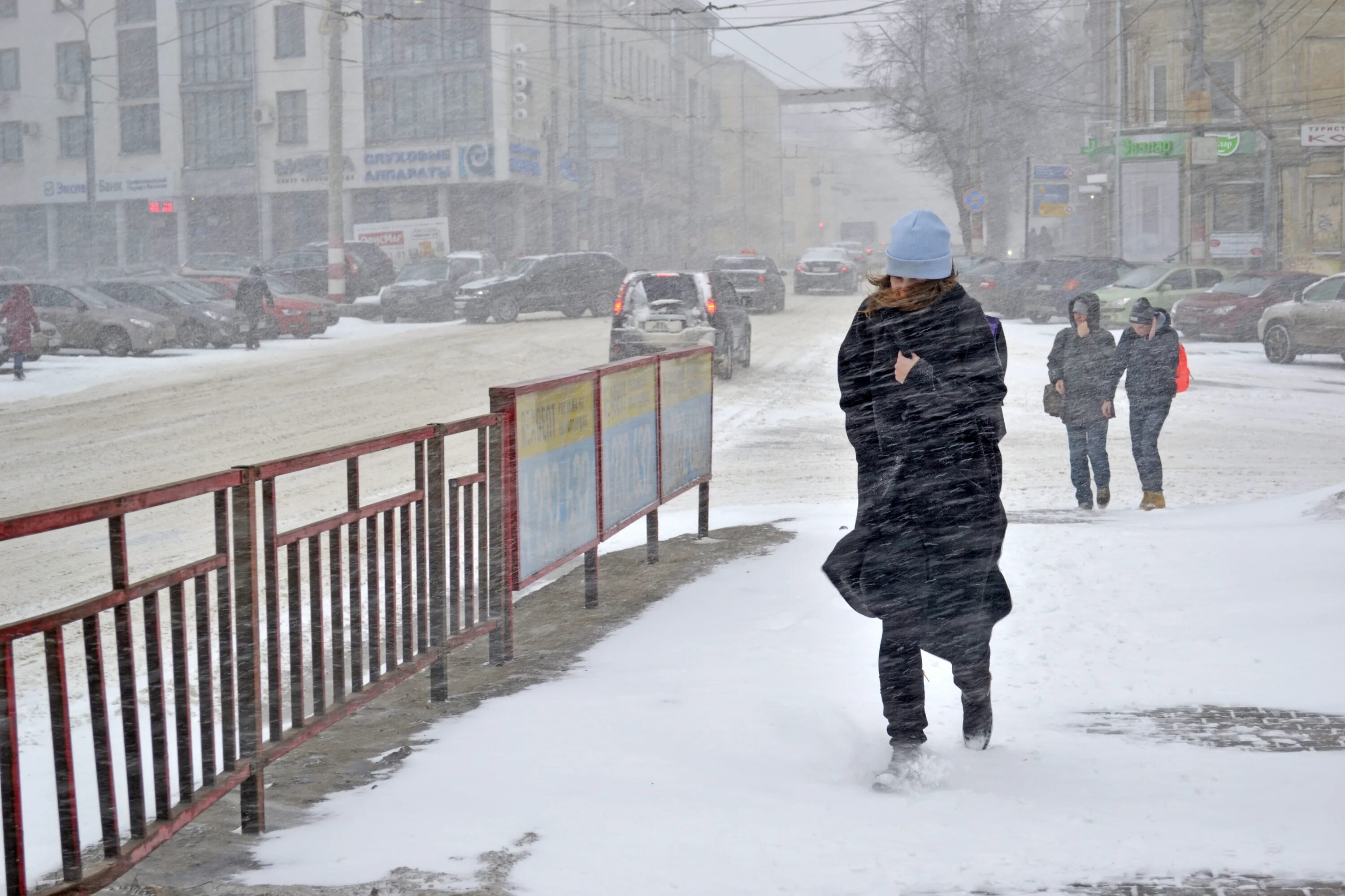 Завтра будет 0 градусов. Сильный ветер зимой. Ветер зимой в городе. Сильный снег. Снегопад фото.