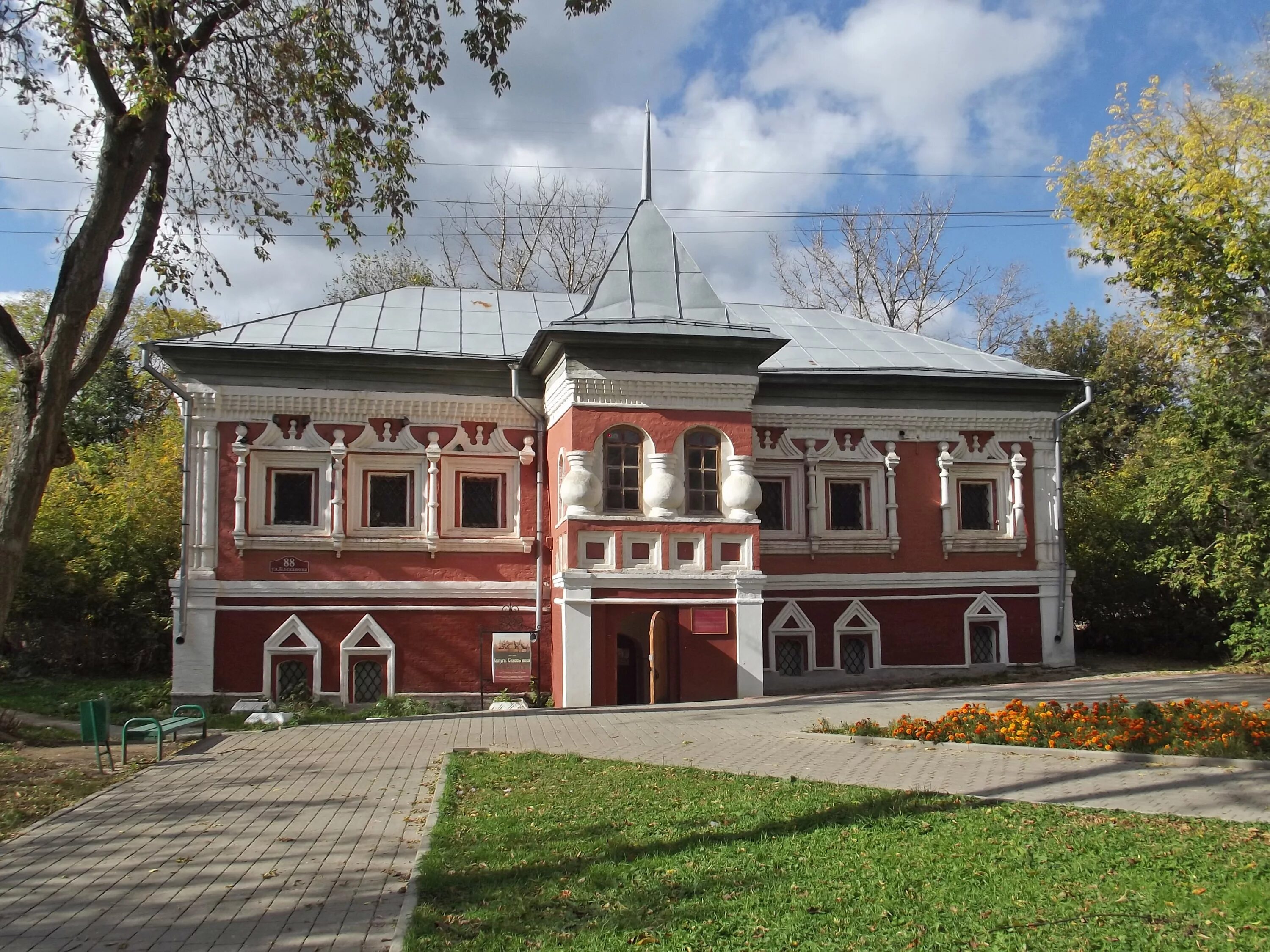 Калужское дома. Каменные палаты Коробова Калуга. Палаты Купцов Коробовых Калуга. Дом купца Коробова в Калуге. Палаты Коробовых Калуга 17 века.