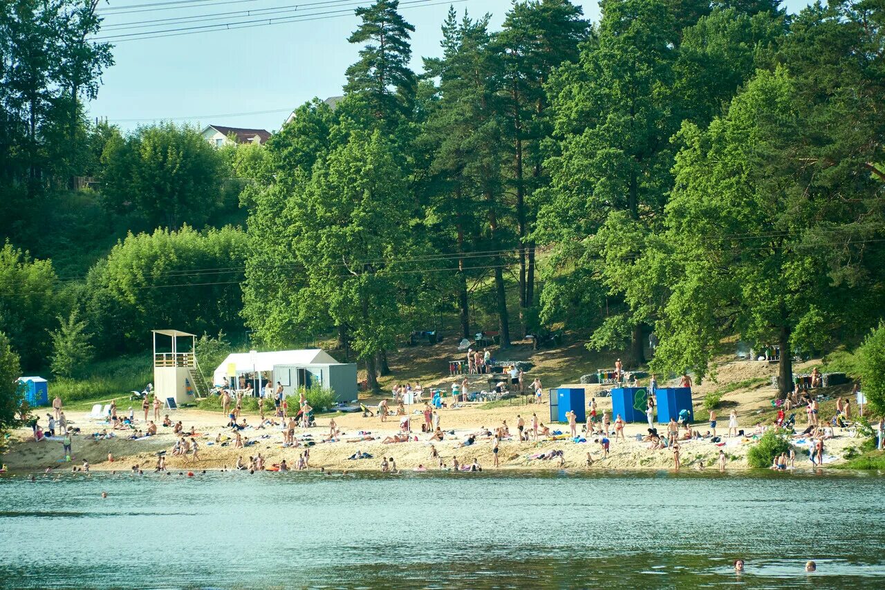 Где купаться в июле. Пляж на реке банька в Красногорске. Река банька в Красногорске. Пляж в Павшино. Пляж на реке синичка Красногорск.