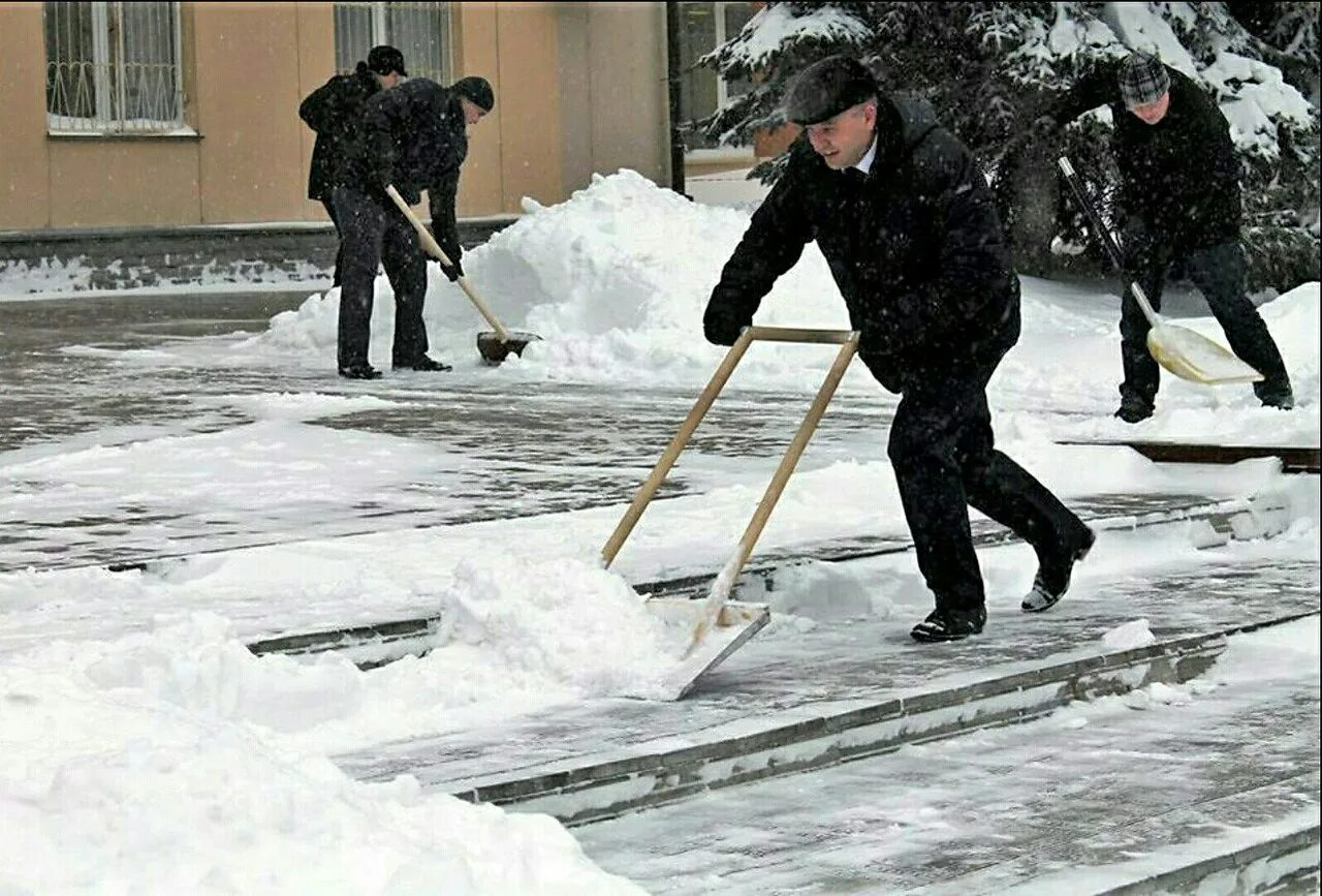 Уборка снега. Лопата для уборки снега. Уборка снега вручную. Убирает снег лопатой. Убрать сугроб