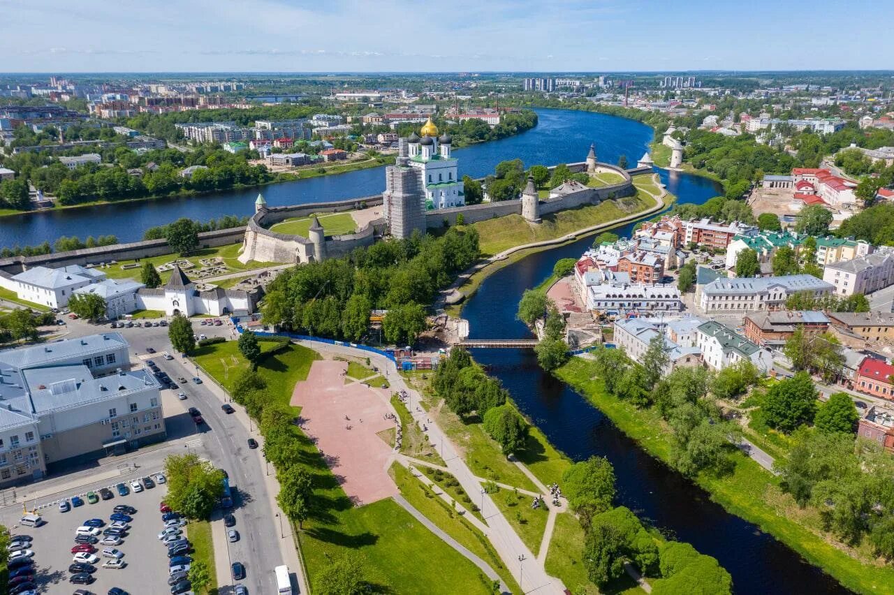 Группа город псков. Псков центр города. Псков город сверху. Псковский кром вид сверху. Современный Псков.