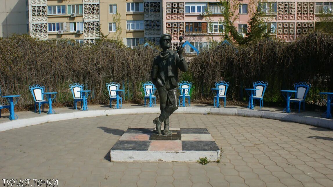 Элиста 12 стульев памятник. Бендера элиста. Остап бендер элиста. Бендера элиста. Бендера элиста.