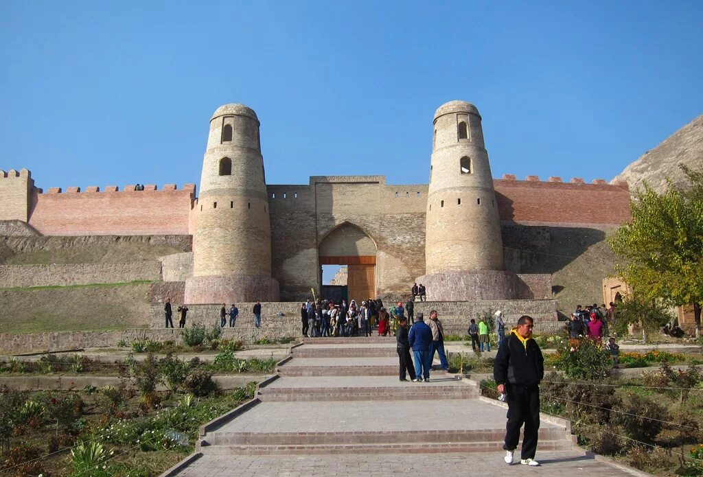 Погода в гиссар на месяц. Крепость Гиссар. Калаи Хисор 1990. Хисор 1999с. Город Гиссар Таджикистан.