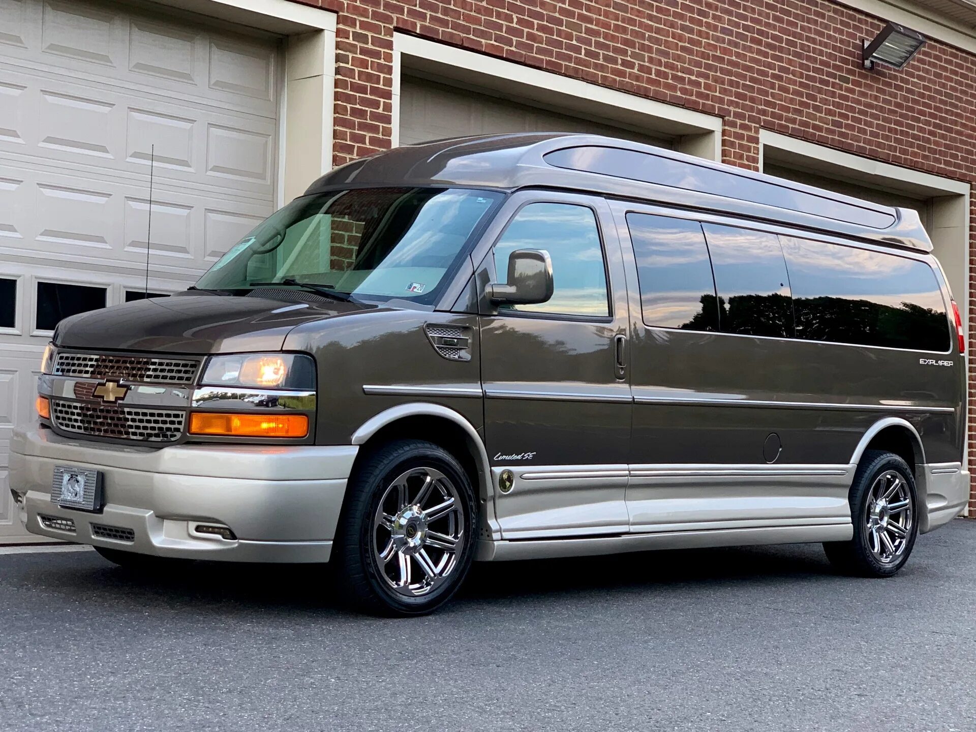 Шевроле эксплорер. Chevrolet express explorer limited. gmc 2500 savana explorer. chevrolet express 2500 limited se. шевроле эксплорер 2015.