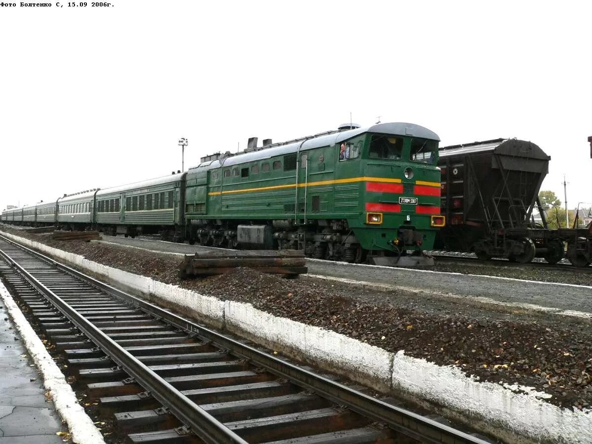 Расписание барнаул ребриха на сегодня. Пригородный поезд Барнаул Ребриха. 2тэ10м Барнаул станция. Поезд Барнаул Ребриха. Вокзал Ребриха.