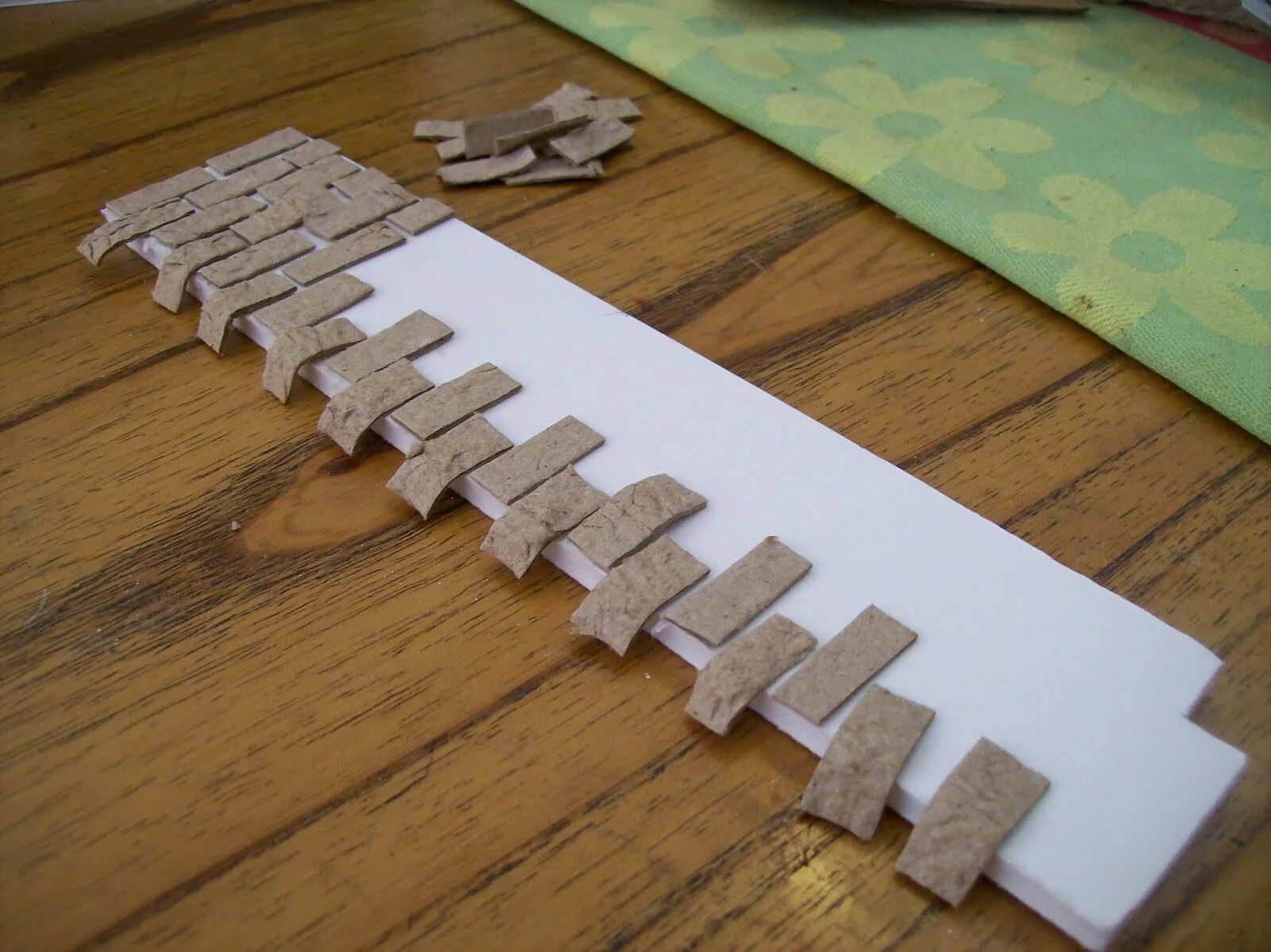 кирпичики из бумаги. кирпичи из гофрокартона. кирпичи из гофрокартона. кирпичики декоративные из картона. кирпич из картона.