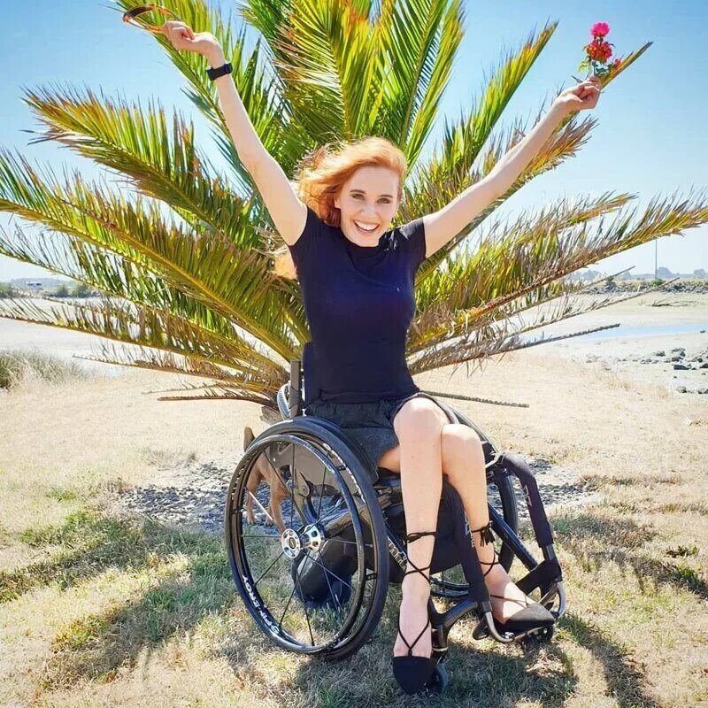 Девушка в инвалидной коляске. Красивая девушка с коляской. Фото сессия на инволижной коляски. Фотосессия на инвалидной коляске.