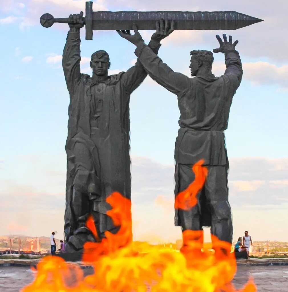 Тыл фронту рисунок. Монумент тыл фронту в магнитогорске. памятники победы магнитогорск тыл фронту. скульптура тыл фронту магнитогорск. памятник фронт тылу магнитогорск монумент.