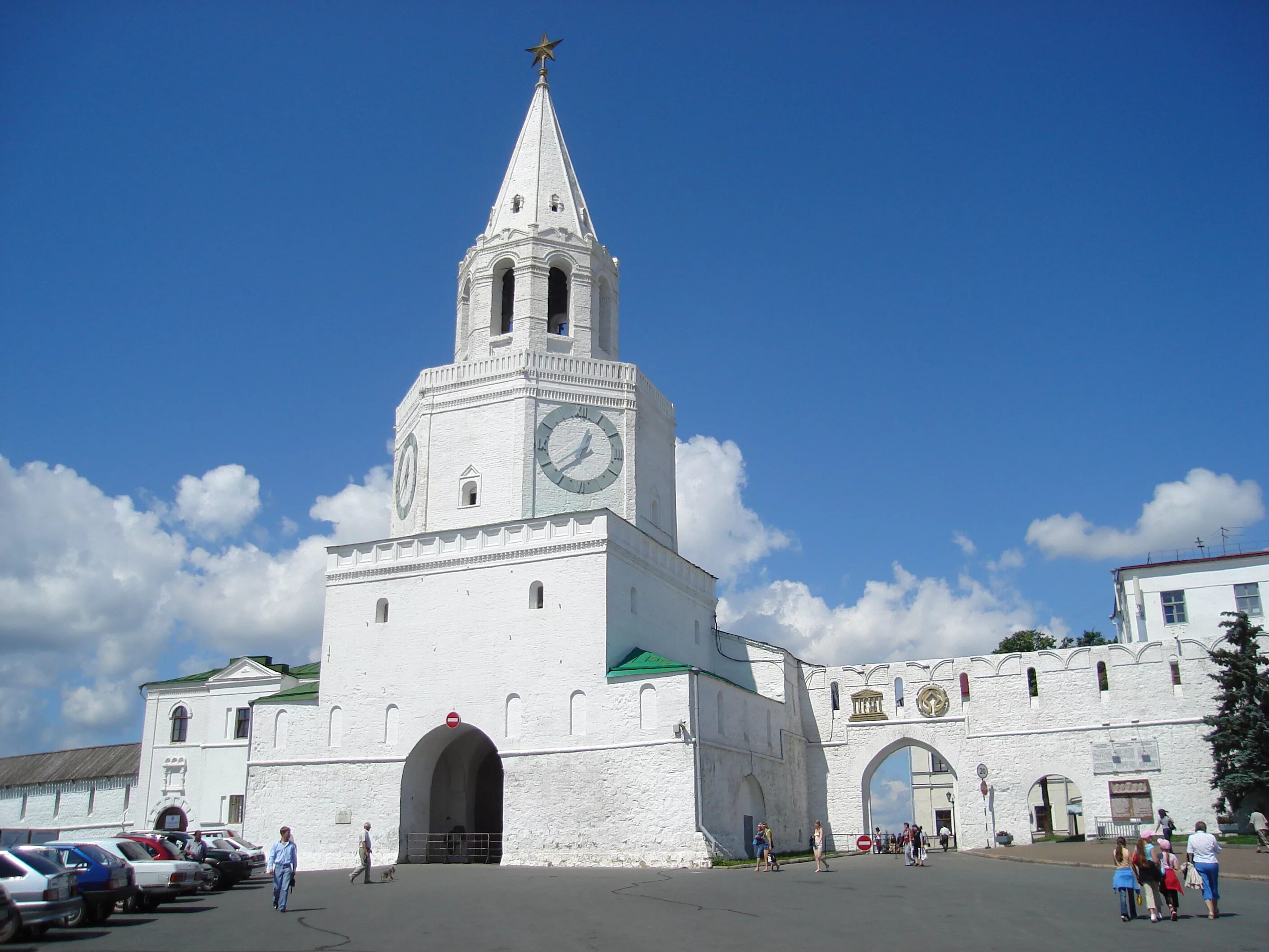 Kremlin казань. Казанский Кремль Казань. Спасская башня Казань. 1. Казанский Кремль. Белокаменный Кремль Казань.