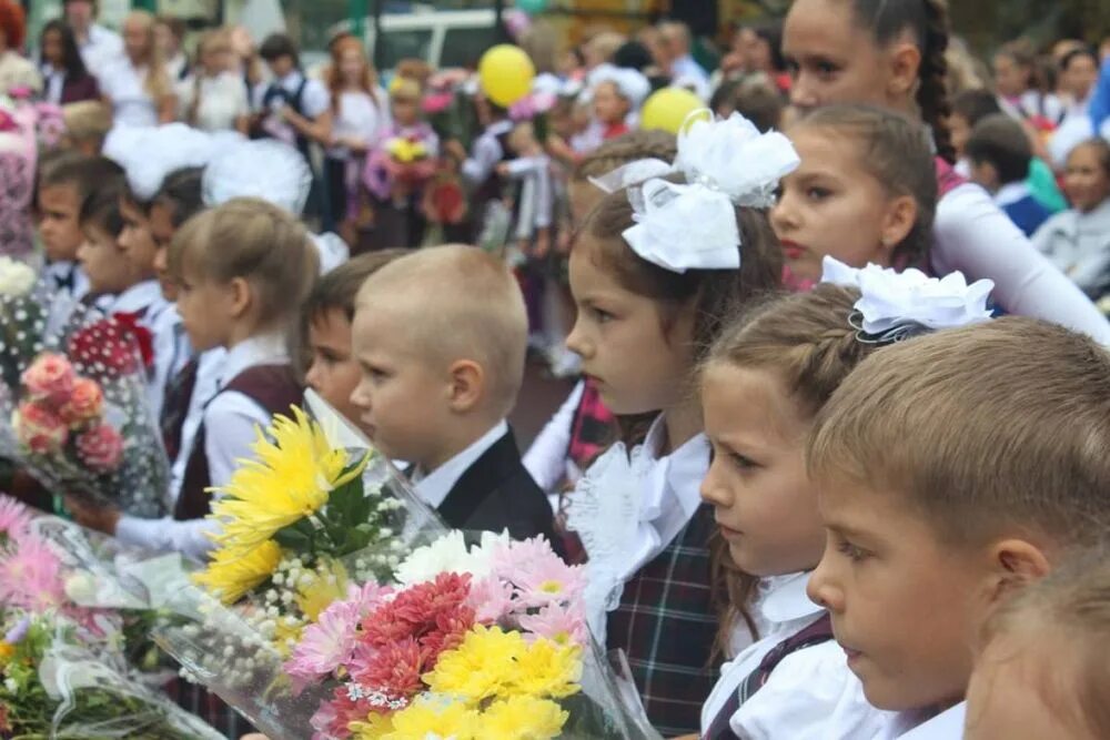 Киев 1 сентября. Линейка 1 сентября. день знаний. праздничная линейка 1 сентября. 1 сентября день знаний.