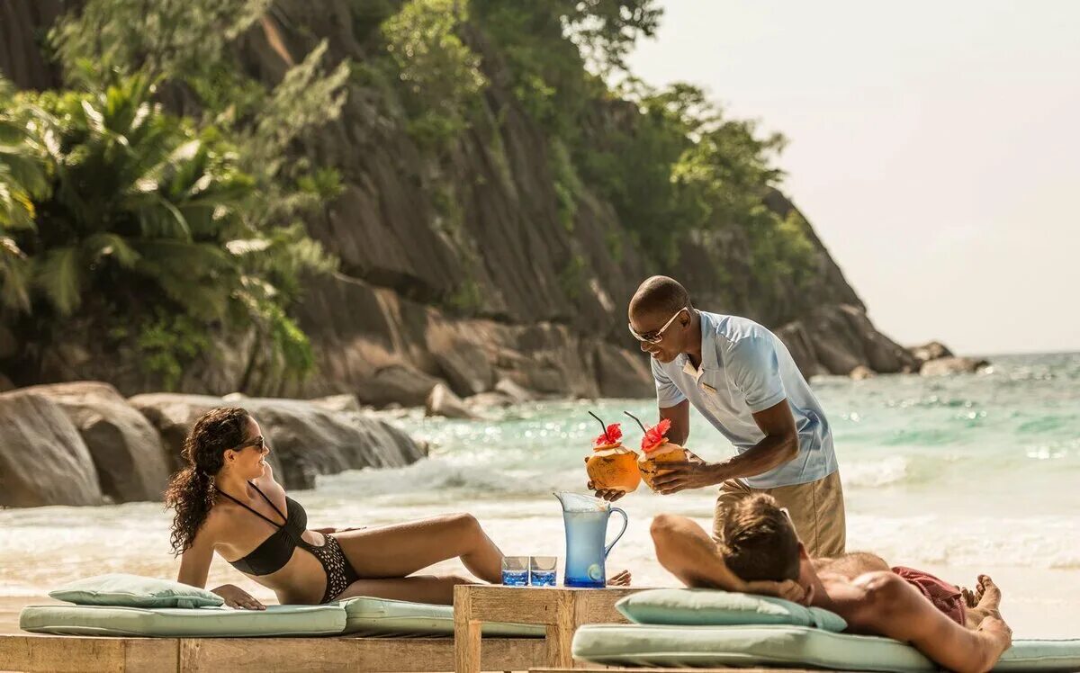 Остров где отдохнуть. Сейшелы four Seasons Resort Seychelles. Пляж four Seasons Сейшелы. Four Seasons Seychelles пляж. Девушка на острове.