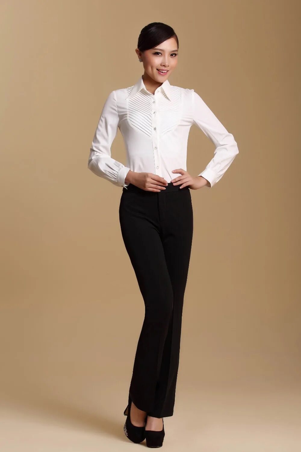 Черные брюки белая блузка. Девушка в блузке и брюках. Блузка с брюками. Белая блузка и черные брюки. Белая рубашка черные брюки.