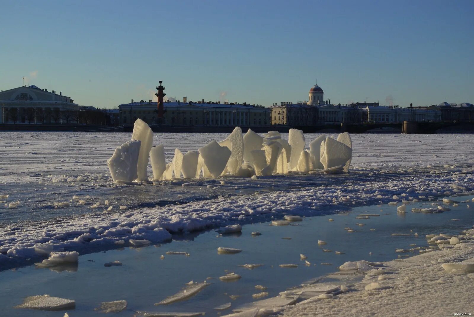 Заячий остров в Санкт-Петербурге зима. Васильевский остров зимой. Вода васильевский остров