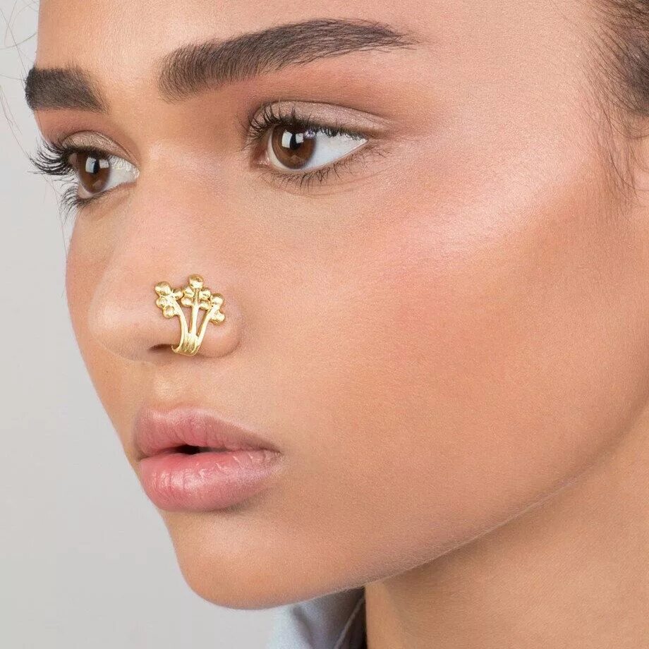 Пирсинг в нос (гвоздик). Пирсинг на носу чёрный гвоздик. Пирсинг носа гвоздик золотой. Пирсинг в нос (гвоздик). Пирсинг носа гвоздик золотой.