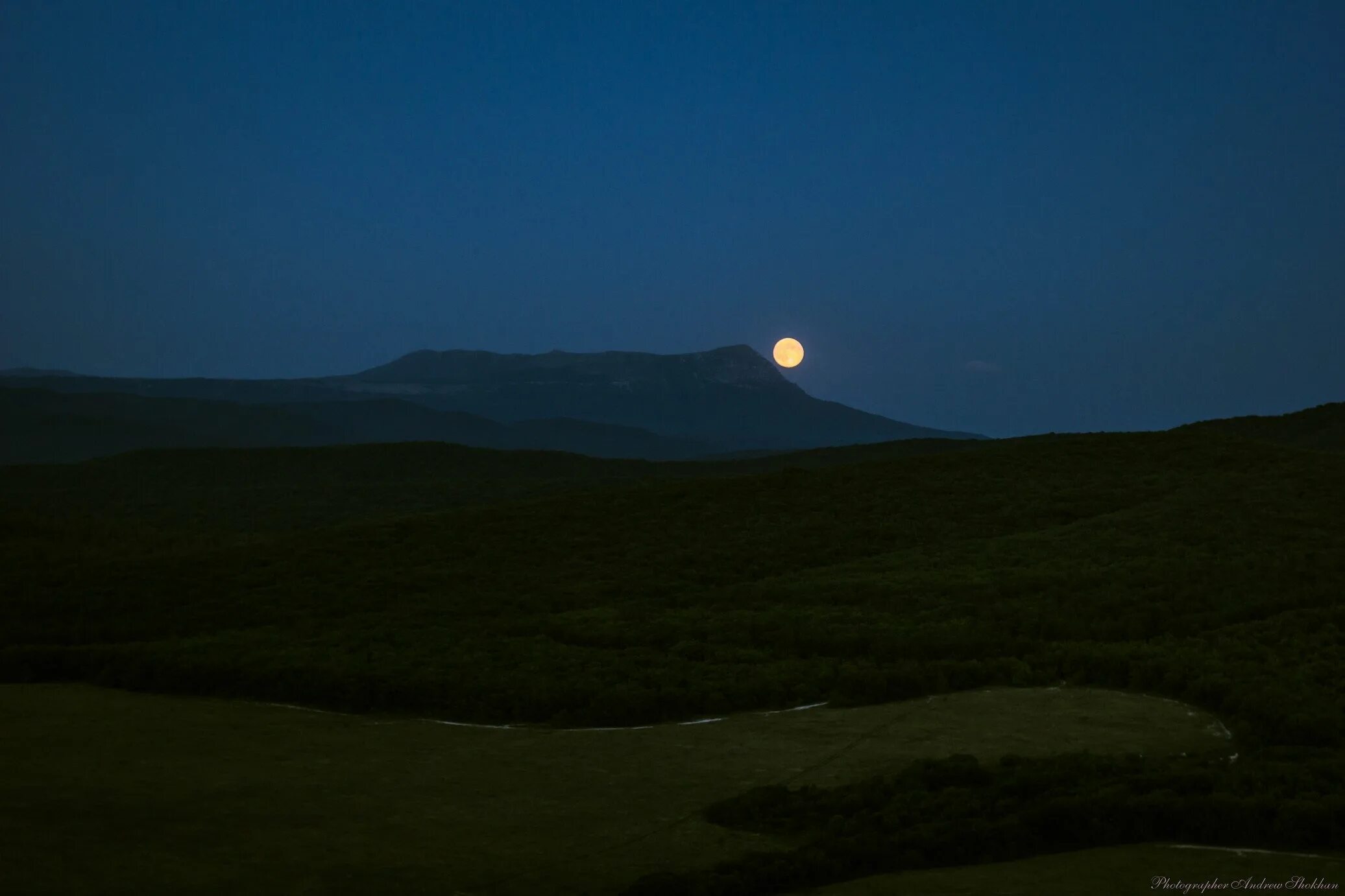 Холм ночью. Восход Луны. Луна в поле. Ночное поле.