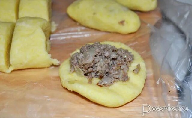 Картошка с фаршем колдуны. Колдуны из картофеля с фаршем. колдуны из картофеля с фаршем в духовке. белорусские колдуны из картофеля с фаршем. вареная картошка с фаршем.