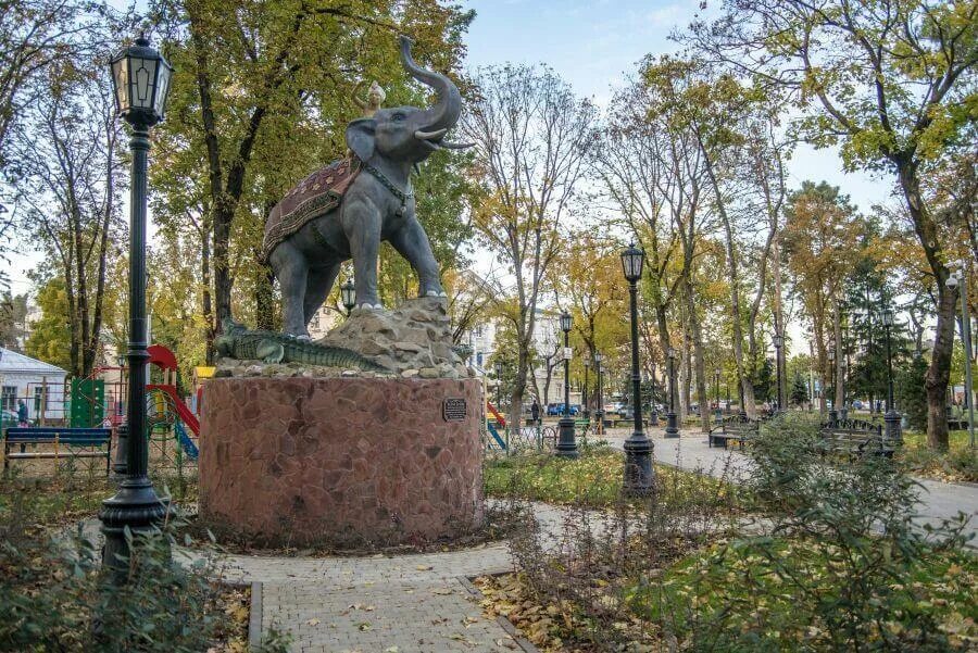 Сквер дружбы народов краснодар. Сквер дружбы народов краснодар. Сквер дружбы народов котельники. Краснодар слон в сквере дружбы. Парк слоник краснодар.