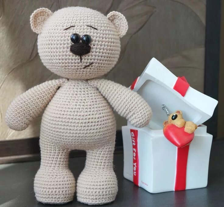 Мишка амигуруми юлии чебановой. Модные вязаные игрушки. Вязаные игрушки. Большие игрушки крючком связанные. Игрушки крючком мишка.