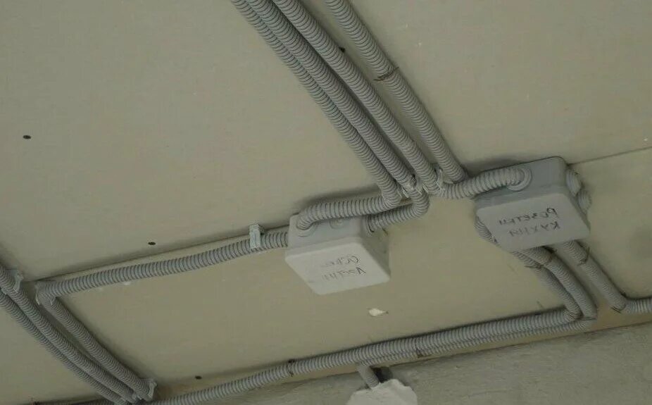гофра под кабель 4х120мм. провода по потолку. монтаж в гофре. электромонтаж под ключ. прокладка проводов на потолке.