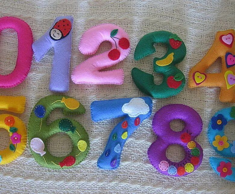 Фон буквы. Деревянные буквы и цифры. Работы буквы и цифры. Цифры из фетра. Знаки препинания.