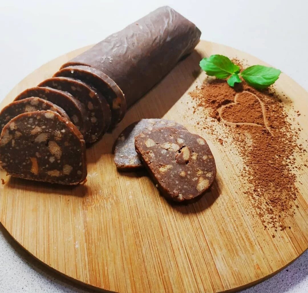 Шоколадная колбаса. Шоколадный. Шоколадная колбаска. Пирожное шоколадная колбаска