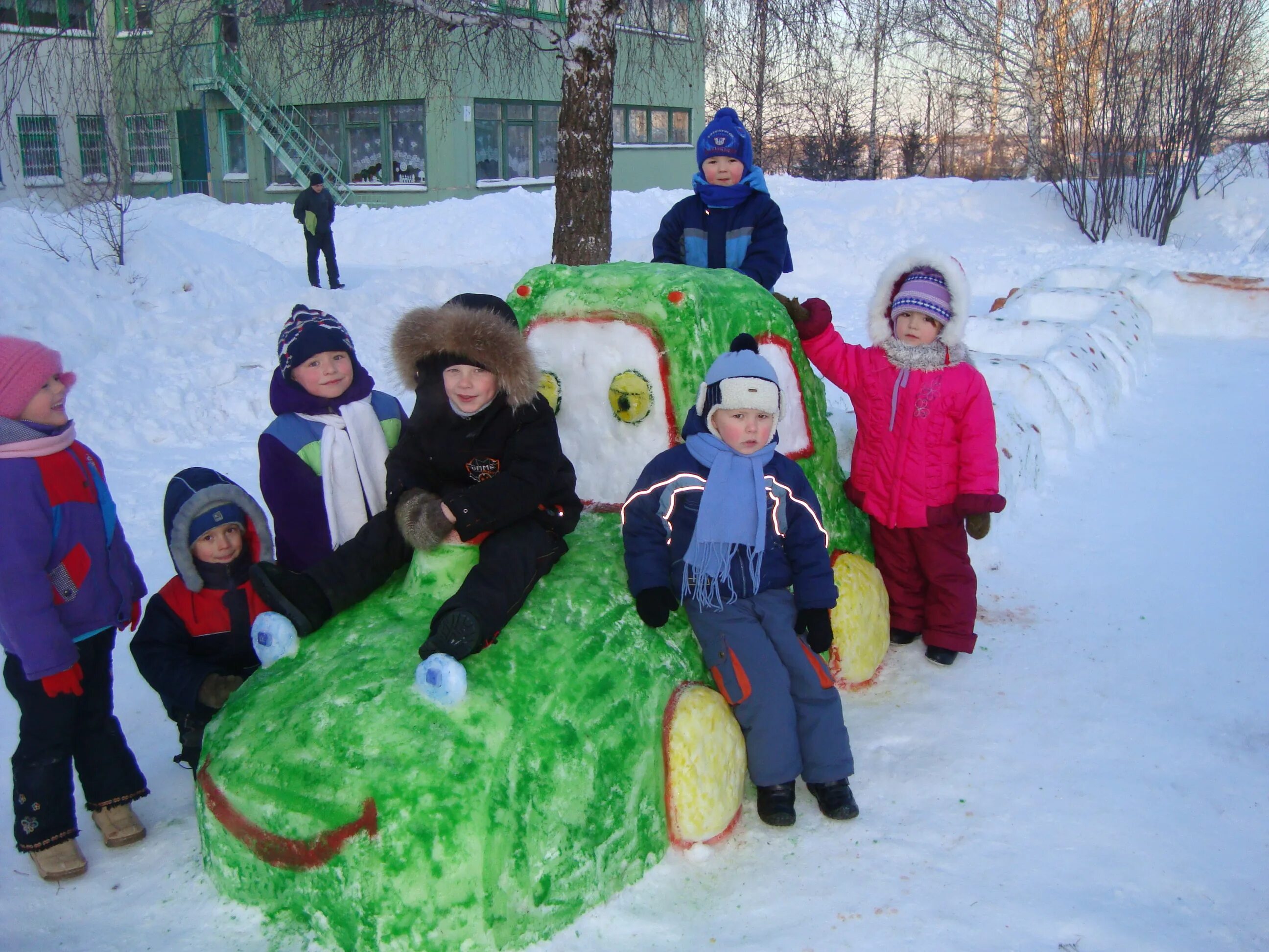 Зимние забавы для детей в детском саду на улице. Зимняя прогулка в детском саду. Игры зимой на улице для детей. Прогулка в детском саду зимой. Игровая зимой сценарий