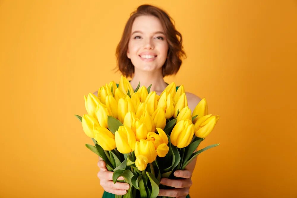 Девушка с тюльпанами. Девушка с жёлтыми тбльпанами. Фотосессия с желтыми тюльпанами. Девочка с желтыми тюльпанами.