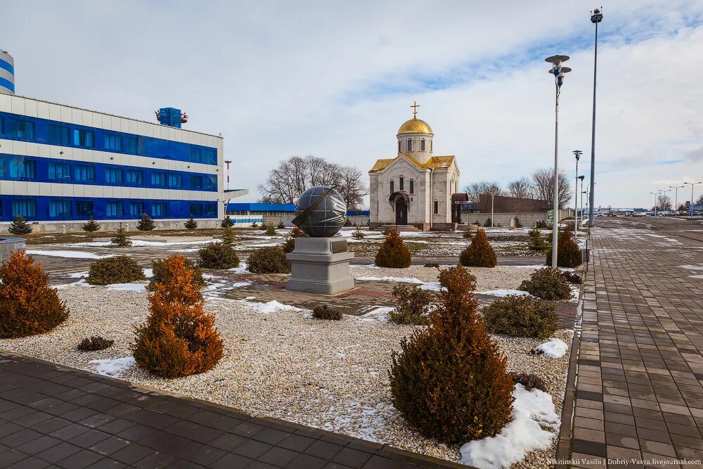 Минеральные воды , MRV. Аэропорт Минеральные воды. Памятник у аэропорта Минеральные воды. Аэропорт Минеральных вод Железноводск. Закрывают минеральные воды