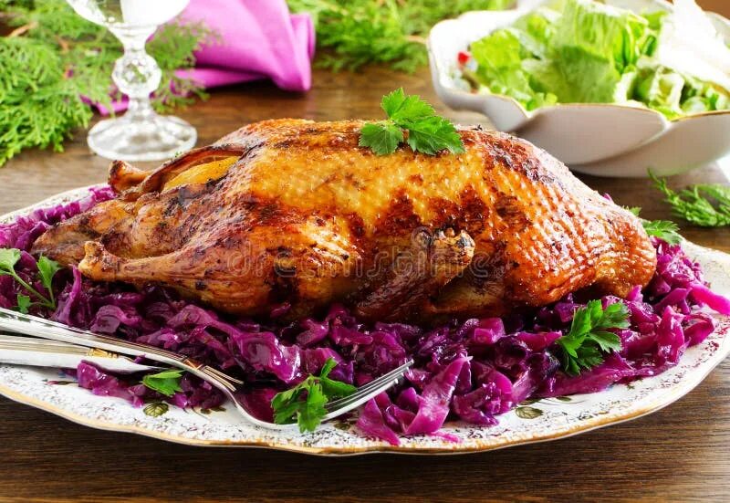 Утка с капустой и яблоками. Жареный гусь с капустой. гусь с красной капустой. рождественский гусь с красной капустой. утка запеченная с капустой.