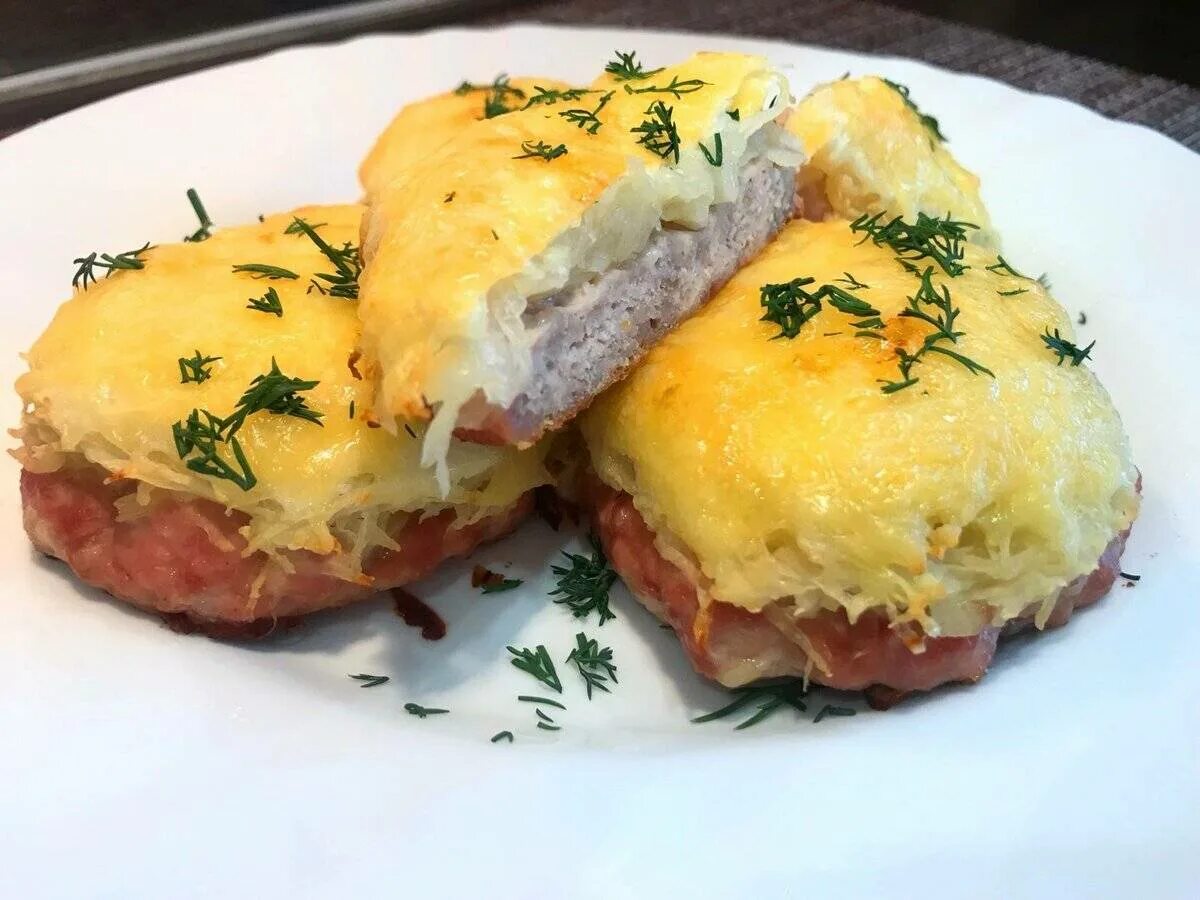 Мясной фарш пюре. Стожки. стожки из фарша в духовке с картошкой и сыром. стожки из фарша под шубой в духовке. стожки из фарша в духовке с картошкой и сыром и помидорами.