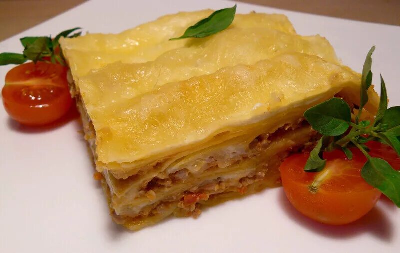 Лазанья макфа. Лазанья с курицей и грибами и сыром. Итальянская лазанья. Тесто фило лазанья. Лазанья рецепт из готовых листов.