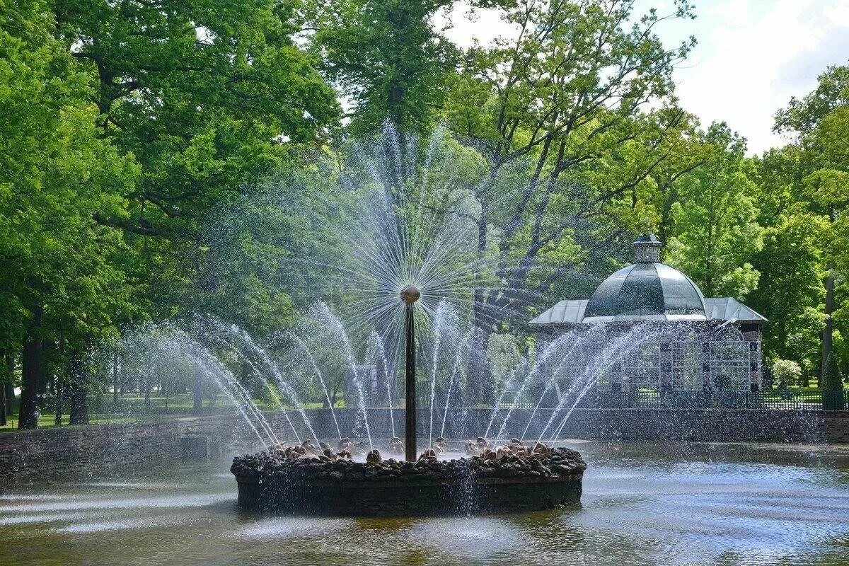 Петергоф фонтаны. Парк с фонтанами в санкт-петербурге. петергоф в санкт-петербурге фонтаны нижний парк. санкт петербург фонтаны в парке в петергофе.