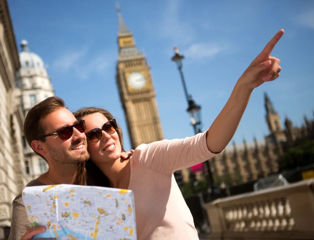 Traveling to uk. Туризм за рубежом. Туристы в Европе. Счастливые туристы. Туристы в Лондоне.