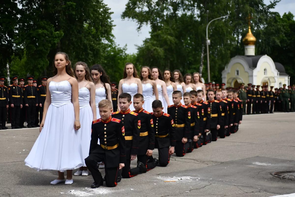 Новости сву на украине. Московское Суворовское военное училище. Московского Суворовского военного училища выпускники. Девочки в Московском Суворовском.